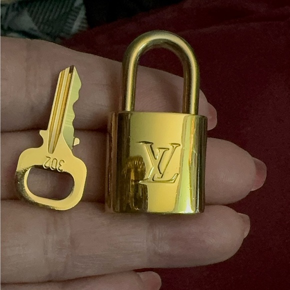 #302- Authentic LV key & lock - Picture 3 of 8